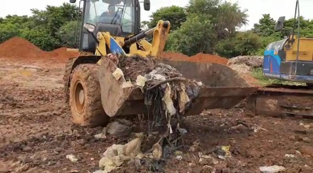 Prefeitura apura denúncia de despejo irregular de lixo em área próxima ao Viaduto
