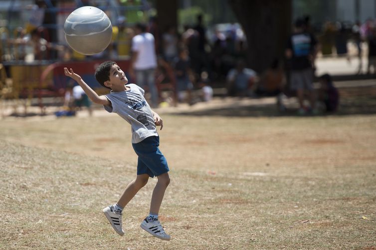 Criança brincando bola