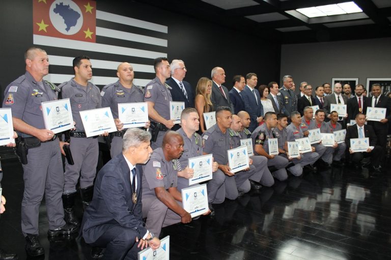 Ao todo, 29 membros das forças de segurança do Estado foram homenageados.