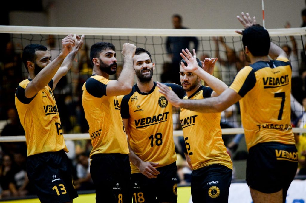 Vôlei de Guarulhos perde, mas segue na liderança da Superliga B