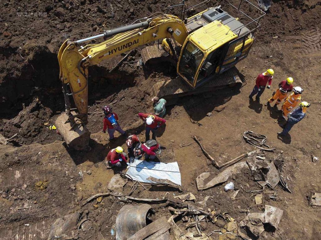 Bombeiros suspendem buscas por vítimas de barragem de Brumadinho