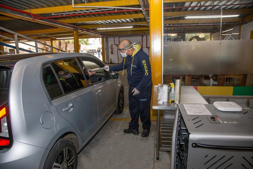 Universidade cria drive-thru acadêmico, com wi-fi para alunos no estacionamento