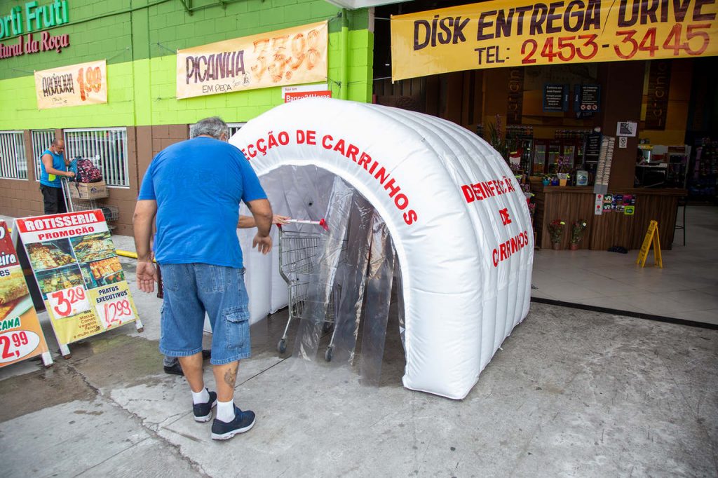 Empresa lança túnel inflável para desinfecção de carrinhos de compra