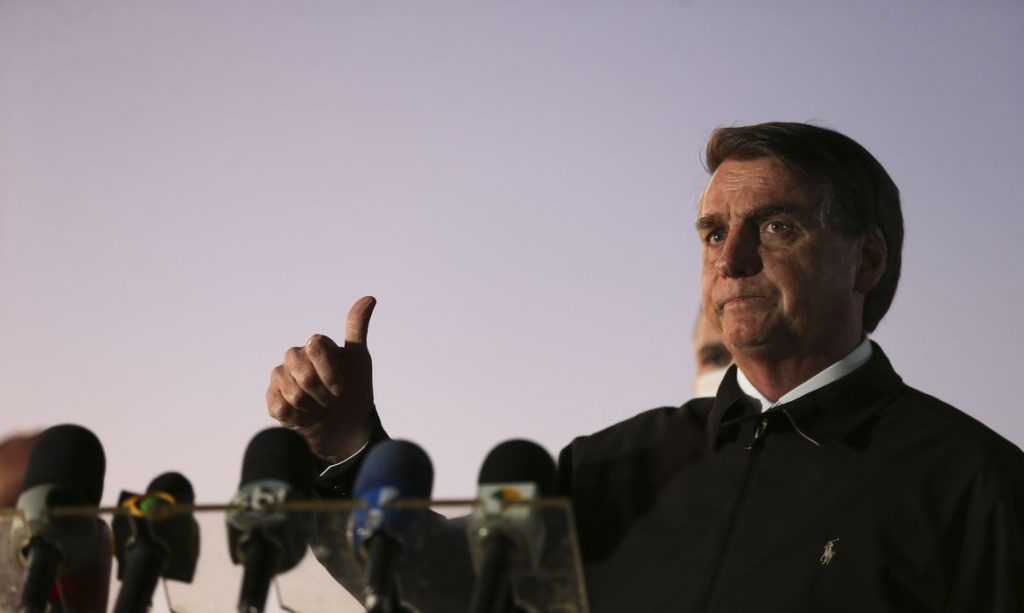 Bolsonaro pede que apoiadores não saiam às ruas no próximo domingo