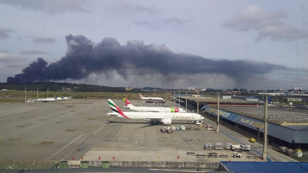Bombeiros deslocam 24 viaturas e 61 homens para conter incêndio em Cumbica