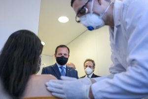 vacina chinesa contra a covid-19 é aplicada em voluntários