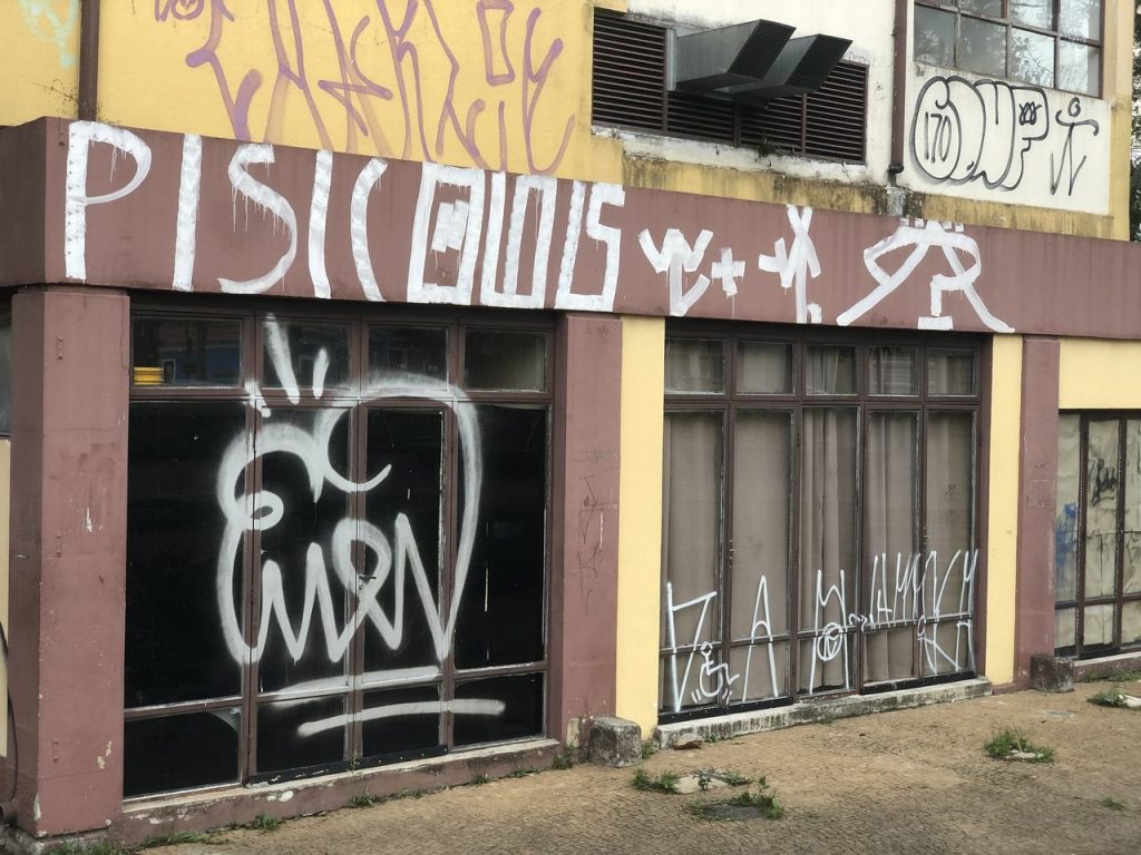 Movimento pede gradeamento e critica "abandono" da Praça Getúlio Vargas
