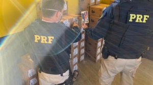 policiais rodoviários mostram carga de celulares apreendidos