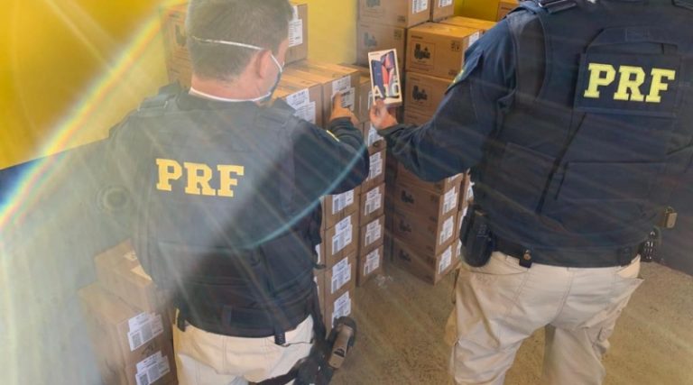 policiais rodoviários mostram carga de celulares apreendidos