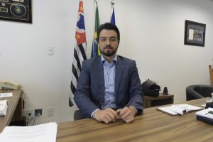 Prefeito Guti em sua sala no Paço Municipal