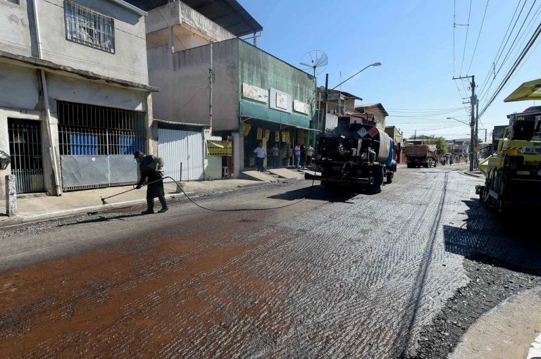 Rua Raimundo de Araújo passa por recapeamento