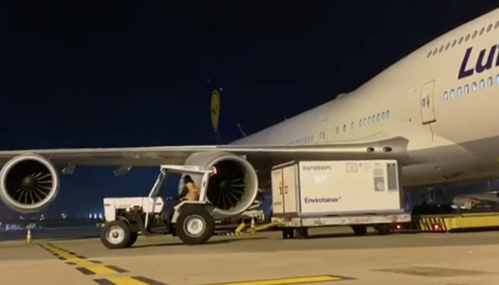 veículo descarrega vacina chinesa de avião da Lufthansa