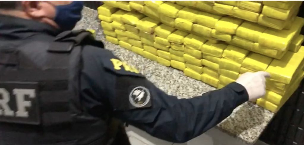 Policial conta a maconha apreendida
