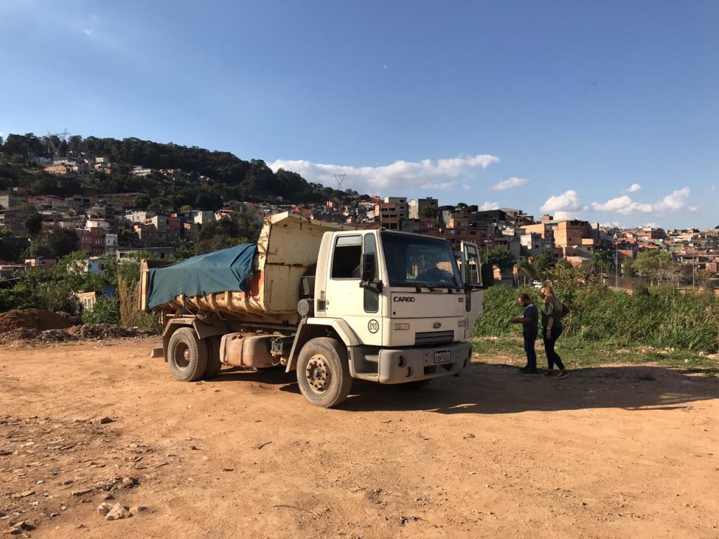 Caminhão de Santo André é apreendido após despejo de lixo em área ambiental de Guarulhos