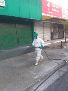 Funcionário da Proguaru realiza higienização no São João