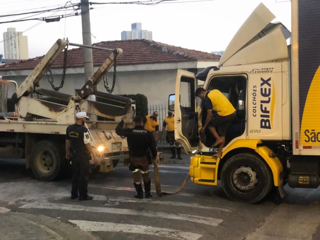 veículo com carga pesada