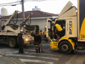 veículo com carga pesada