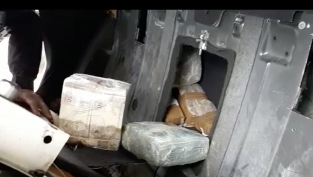 dinheiro em fundo de carro falso