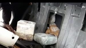 dinheiro em fundo de carro falso