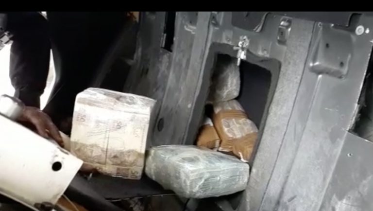dinheiro em fundo de carro falso