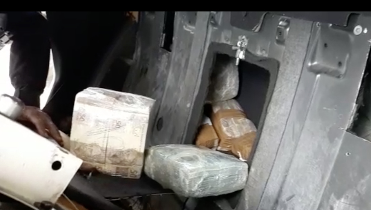 dinheiro em fundo de carro falso