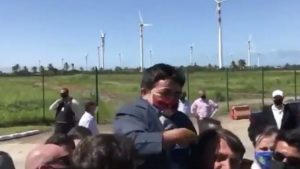 bolsonaro levantando anão