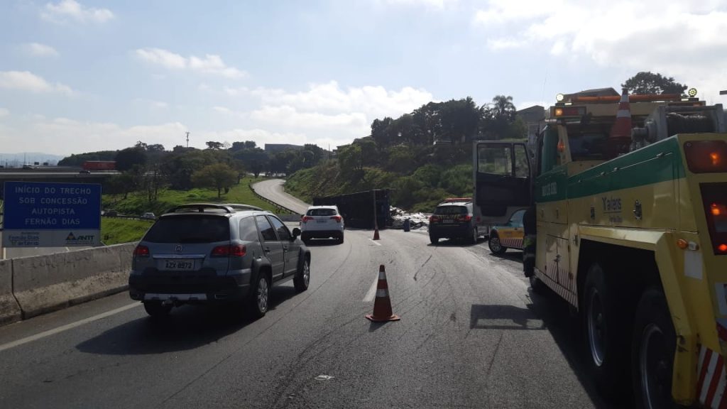 Caminhão de farinha tomba em Guarulhos e causa congestionamento