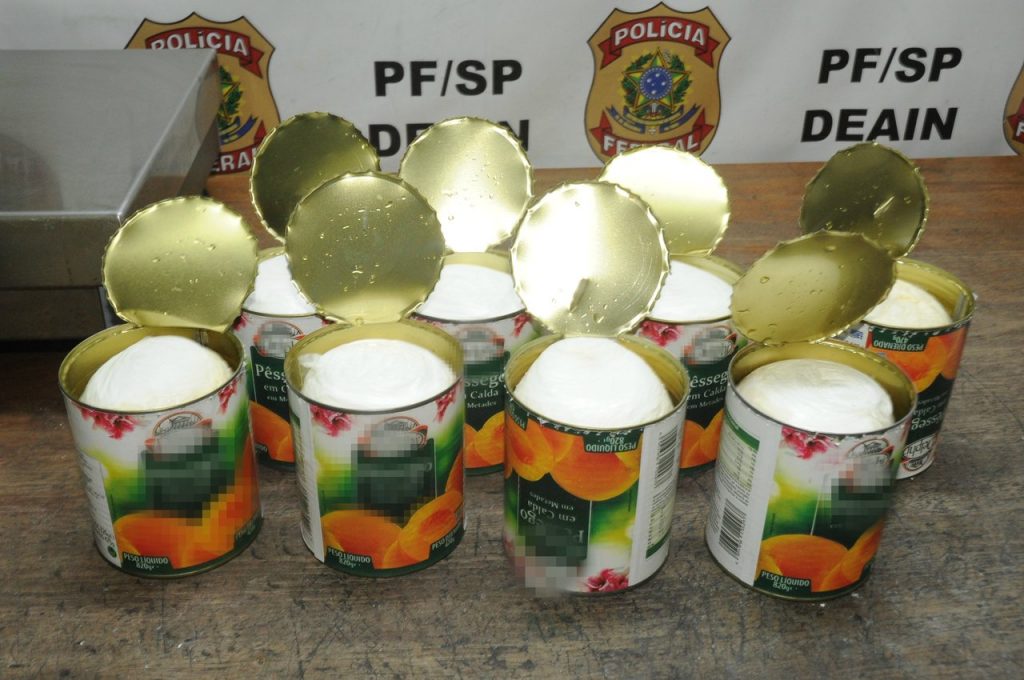 Homem é preso tentando embarcar com cocaína dentro de latas de pêssego