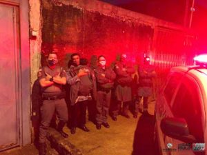 PMs recuperam carro furtado com criança dentro