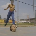 Coletivo joga bola com cabeça de Bolsonaro