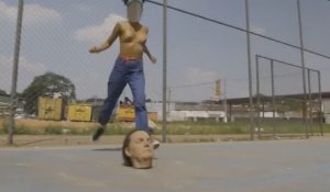 Coletivo joga bola com cabeça de Bolsonaro