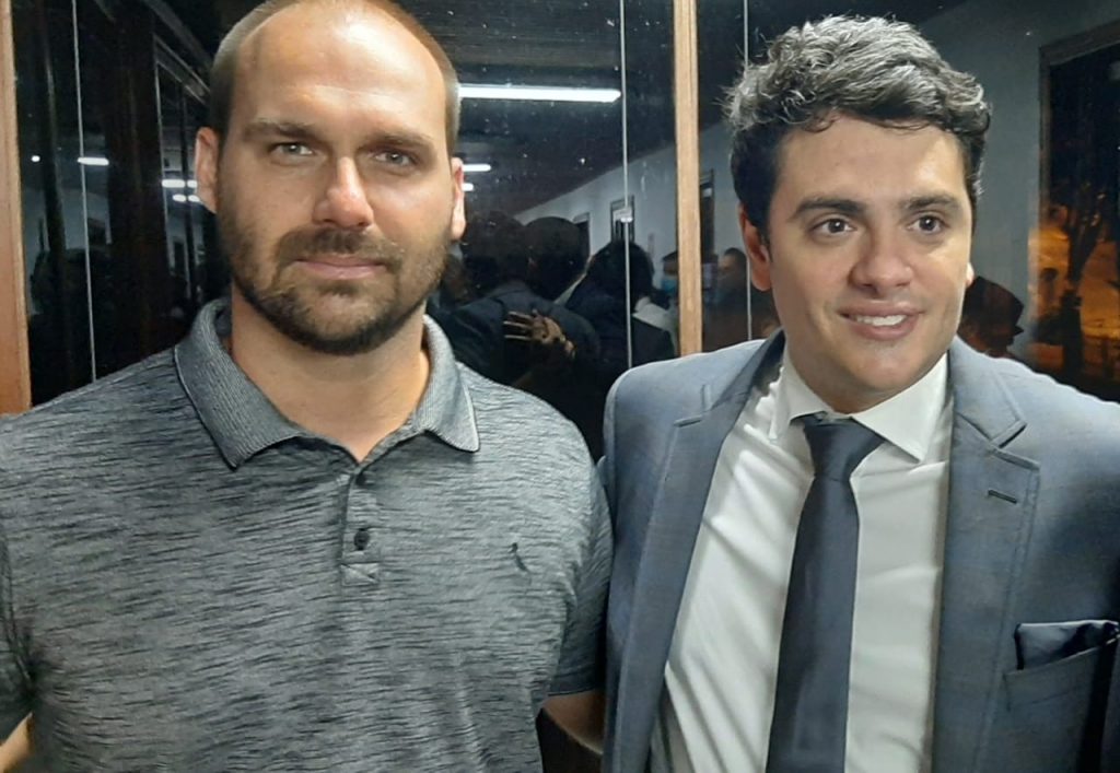 Rodrigo Tavares recebe filho de Bolsonaro em Simpósio Conservador em Guarulhos
