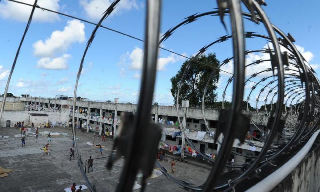 Presos jogando bola em presídio