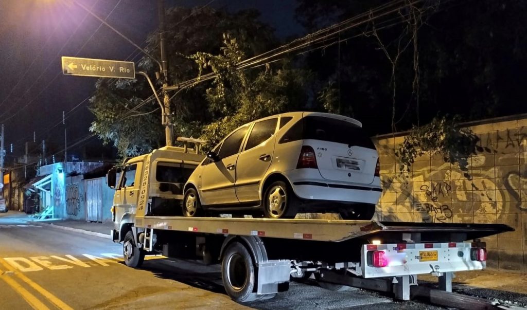 Mercedes com mais de R$ 500 mil em multas é apreendida no Centro