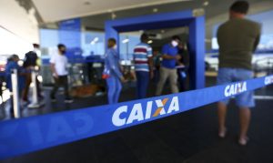 Notícias Fila para entrada em agência da Caixa, em Brasília.