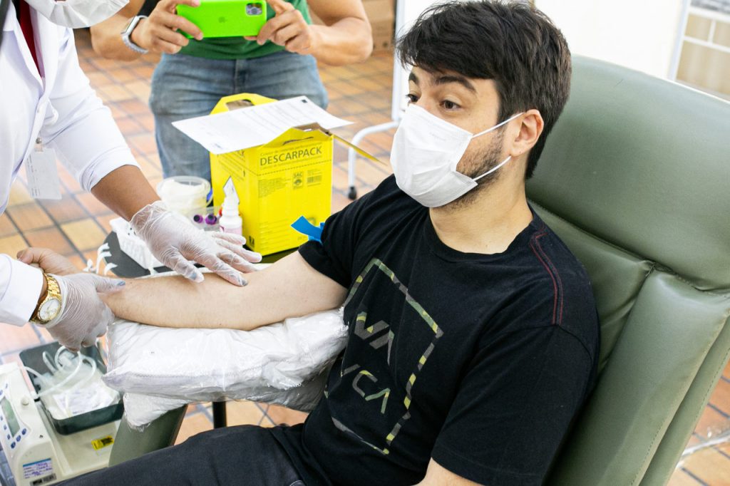Guti, Rodrigo Tavares e Simone Carleto doam sangue durante a campanha