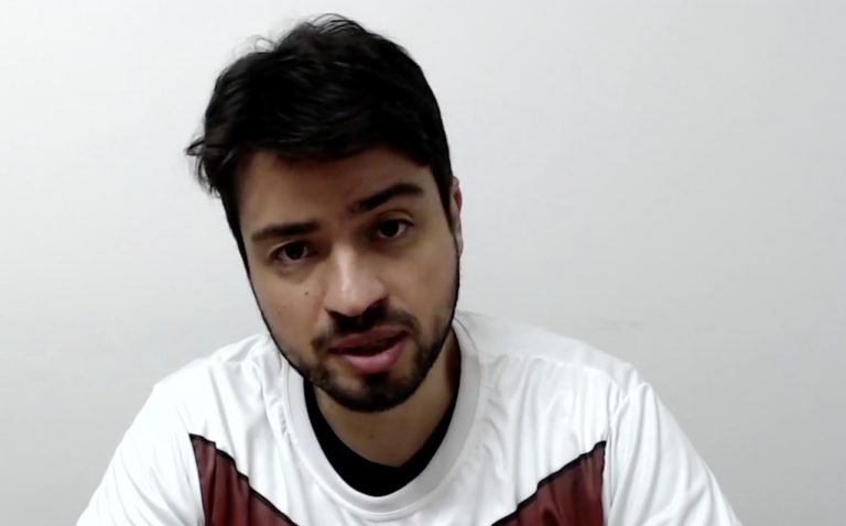 Guti com a camisa do Flamengo em live