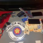 Pertences e armas apreendidas pela PM