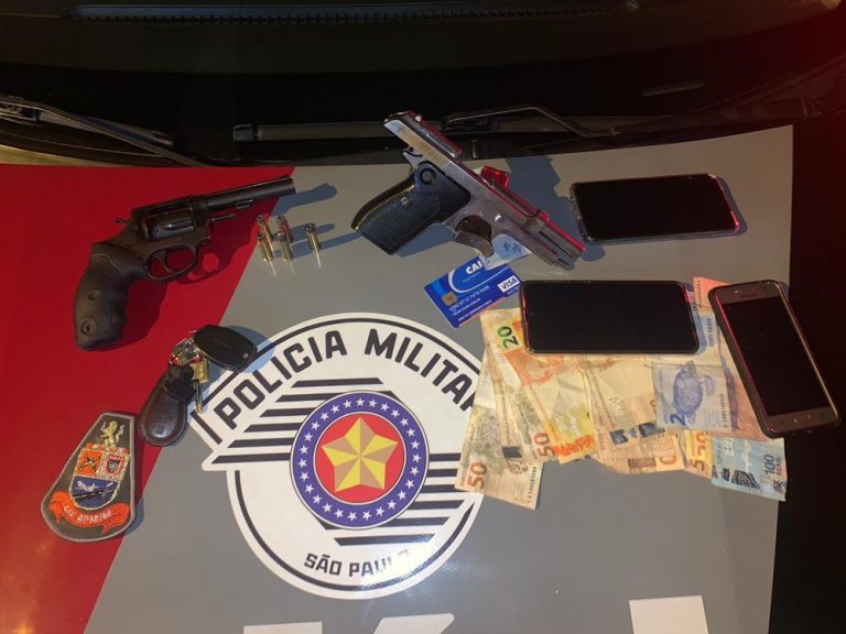 Pertences e armas apreendidas pela PM