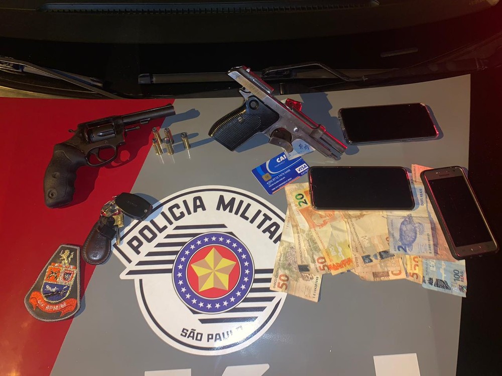Pertences e armas apreendidas pela PM