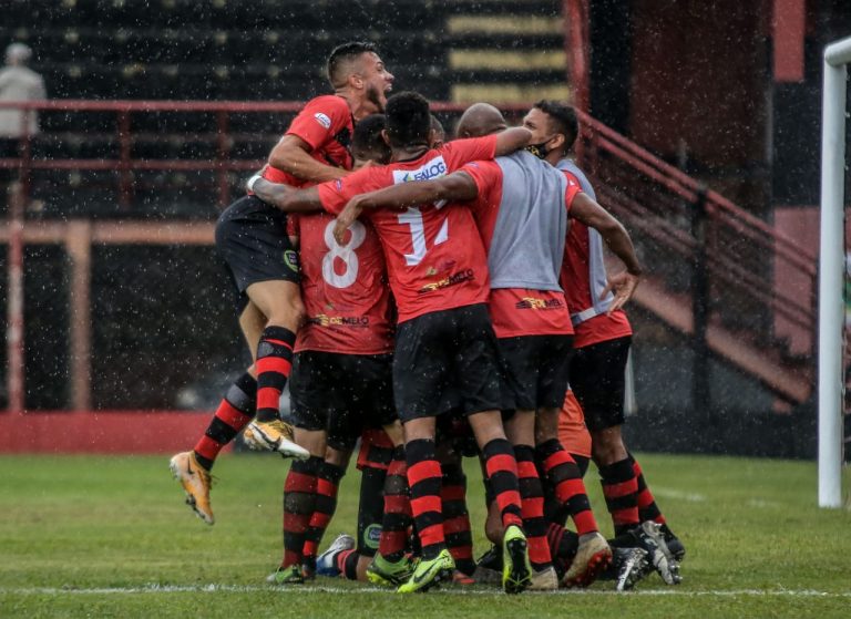 Flamengo de Guarulhos comemora vitória contra o Itapirense