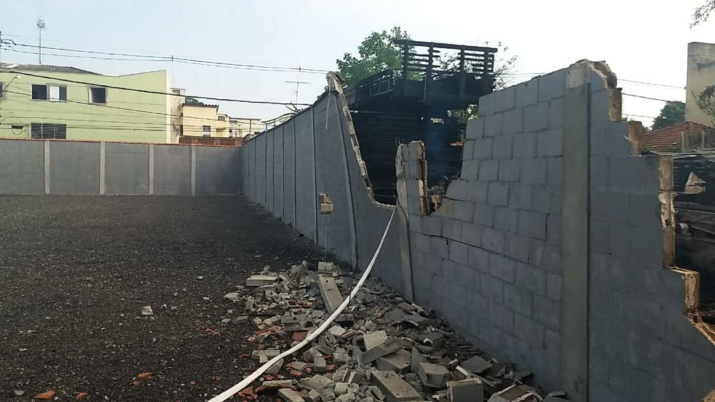 Incêndio atinge madeireira na Vila Galvão Incêndio atinge madeireira na Vila Galvão