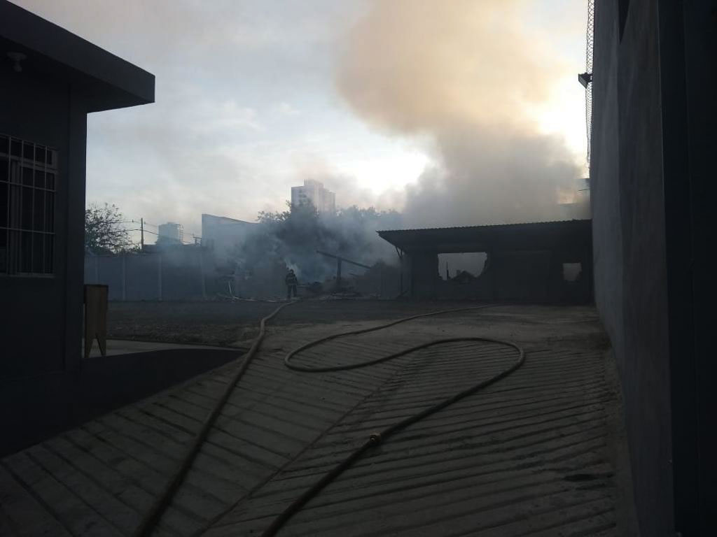 Incêndio atinge madeireira na Vila Galvão Incêndio atinge madeireira na Vila Galvão