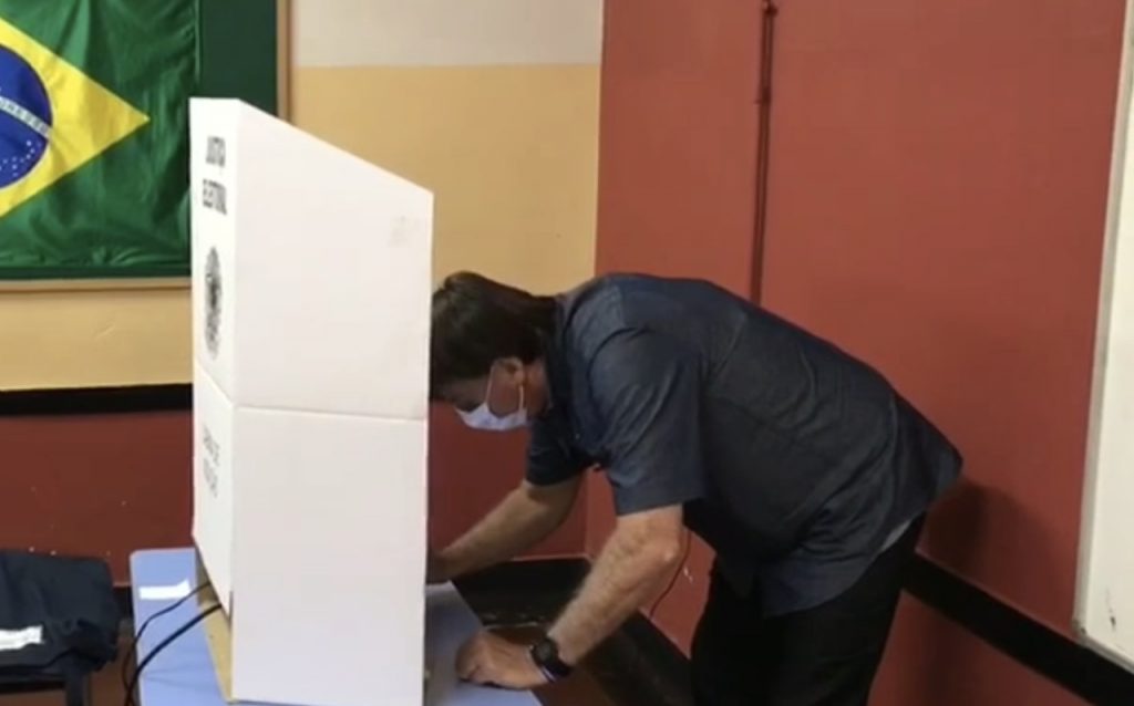 Bolsonaro votando