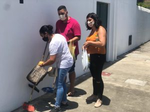 Voluntários recolhem material