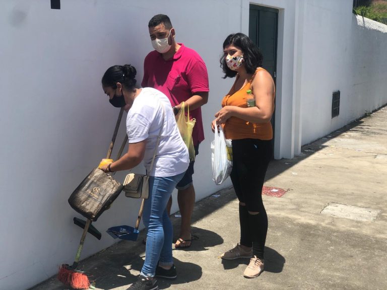 Voluntários recolhem material