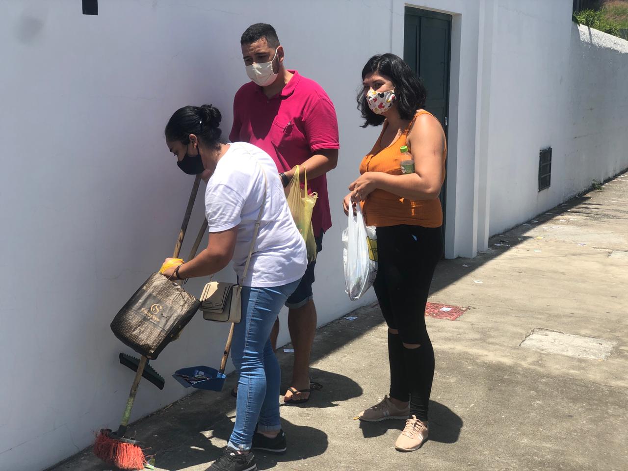 Voluntários recolhem material