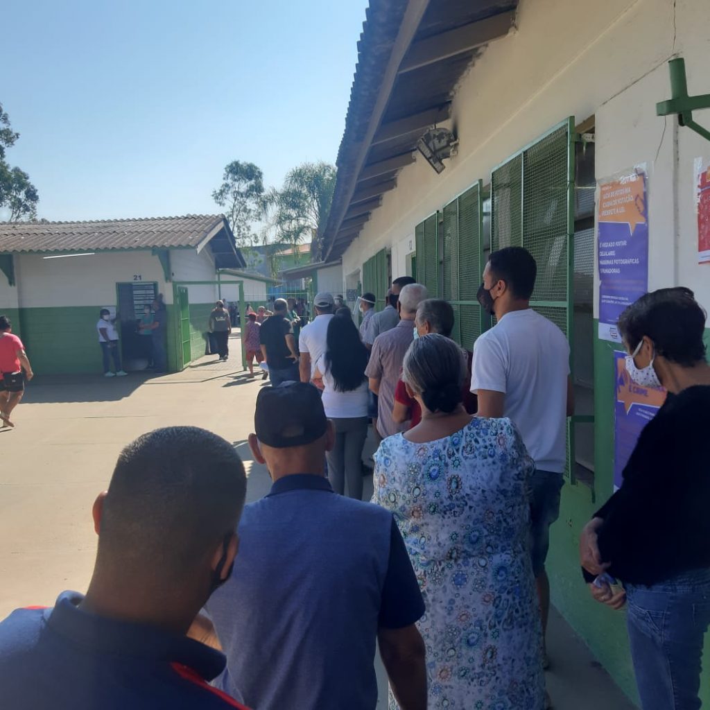 Maior colégio eleitoral de Guarulhos registra filas, boca de urna e sujeira