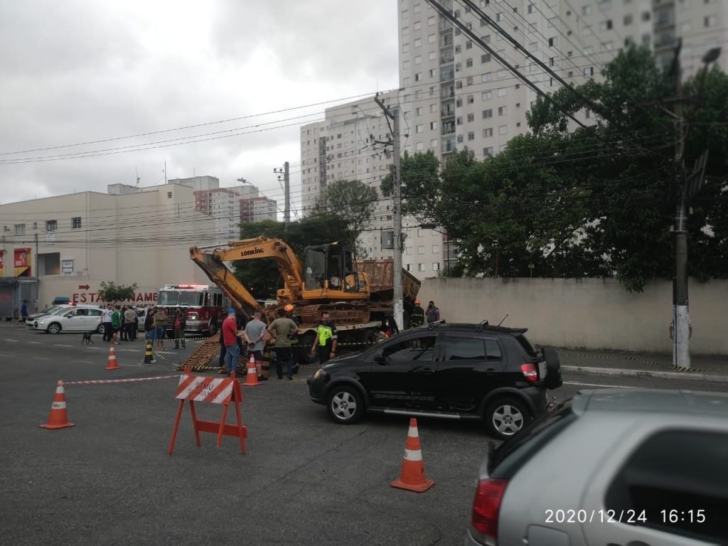 Caminhão desgovernado bate em carro e invade condomínio na Faria Lima na véspera de Natal