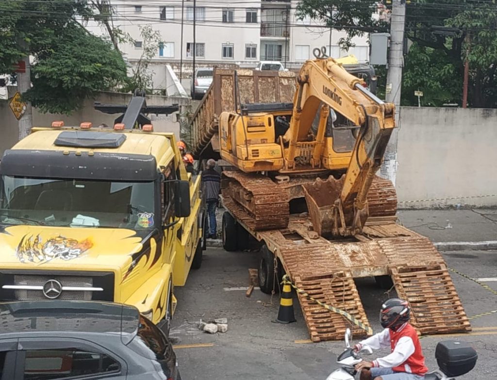 Caminhão desgovernado bate em carro e invade condomínio na Faria Lima na véspera de Natal